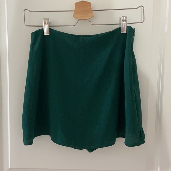green skirt with shorts inside - Picture 2 of 5